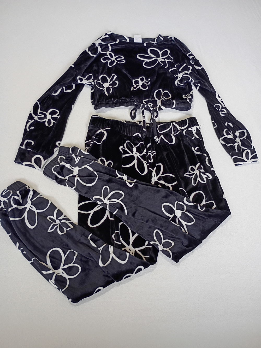 No Boundaries Black and White Floral Velvet Like Lounge Pajama 2 Piece Set Sz L